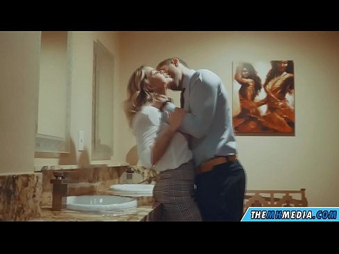 ❤️ Pamene blonde wabusty akunyengererani m'chimbudzi cha anthu onse Zogonana zapamwamba pa ny.hentai-ita.ru ️❤